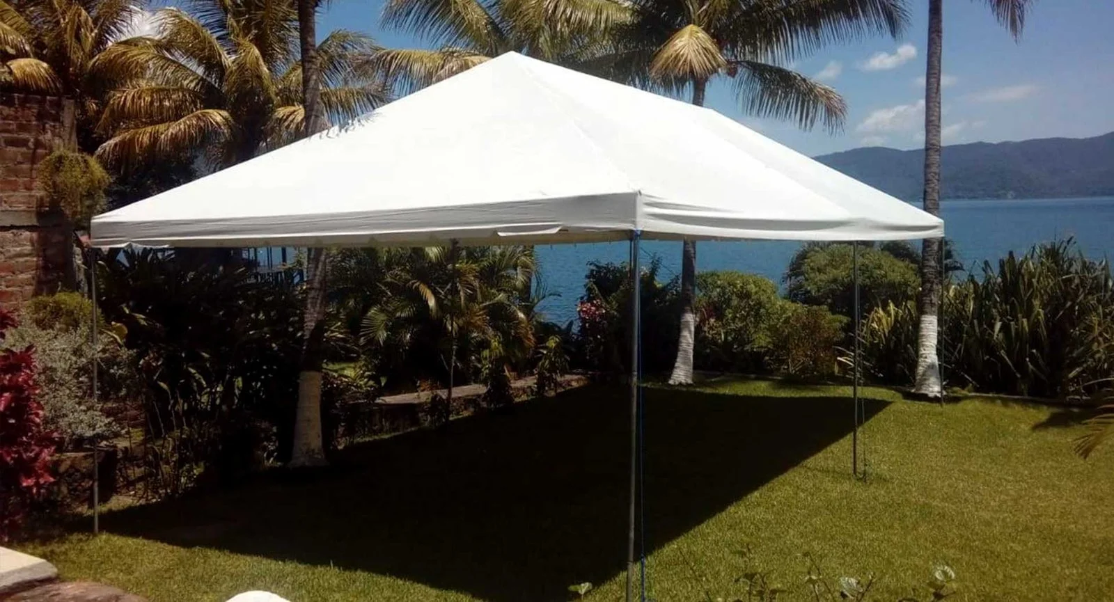 Canopis instalados en un evento elegante